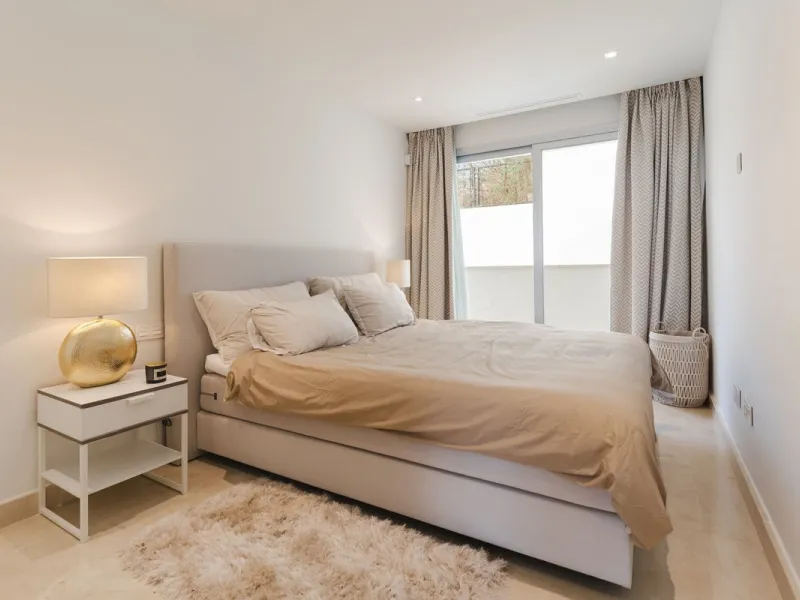 Discover a beautifully furnished two-bedroom apartment in the exclusive boutique community of La Morelia de Marbella. Perched on an elevated plot in sought-after Nueva Andalucía, this contemporary home combines cutting-edge design with superior quality fi