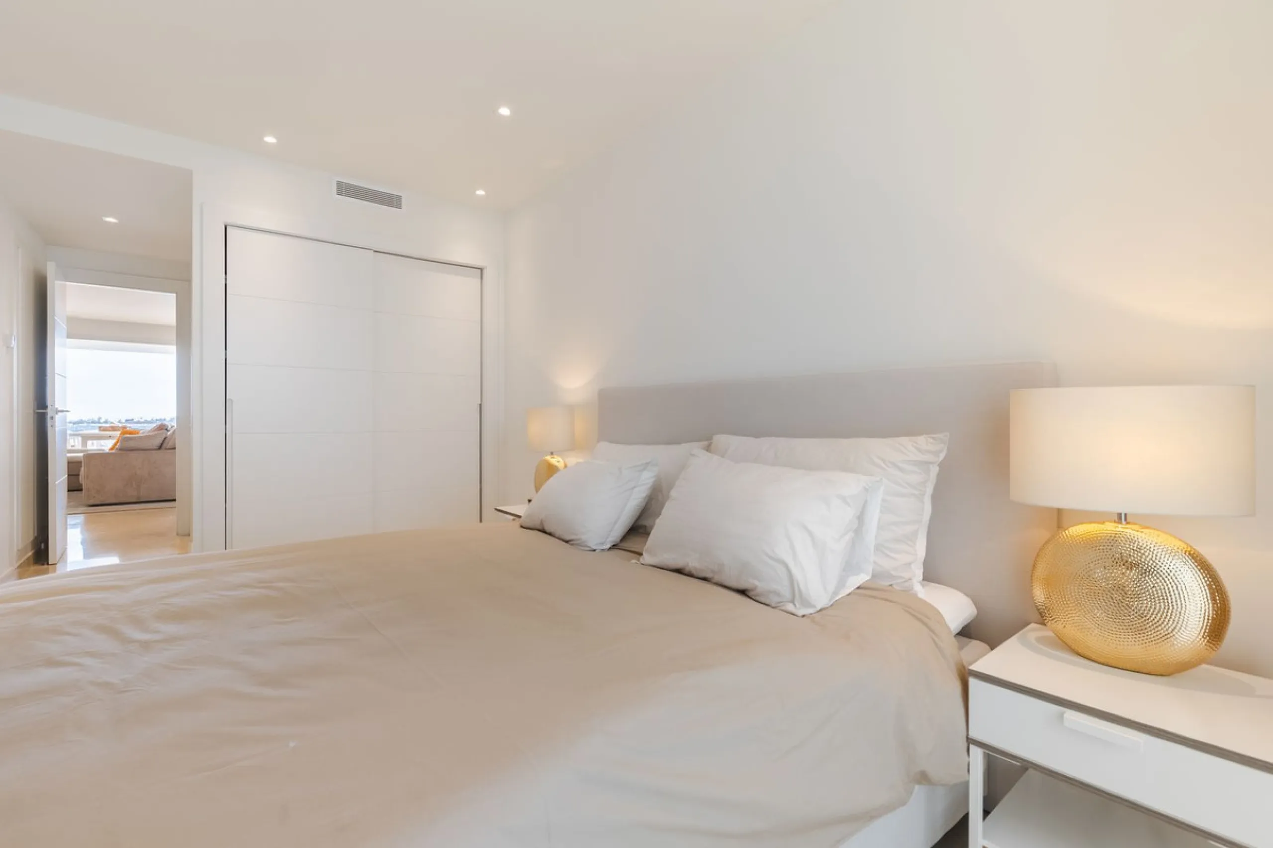 Discover a beautifully furnished two-bedroom apartment in the exclusive boutique community of La Morelia de Marbella. Perched on an elevated plot in sought-after Nueva Andalucía, this contemporary home combines cutting-edge design with superior quality fi