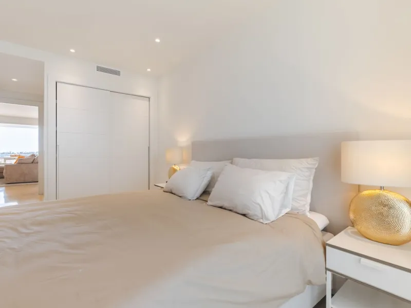 Discover a beautifully furnished two-bedroom apartment in the exclusive boutique community of La Morelia de Marbella. Perched on an elevated plot in sought-after Nueva Andalucía, this contemporary home combines cutting-edge design with superior quality fi