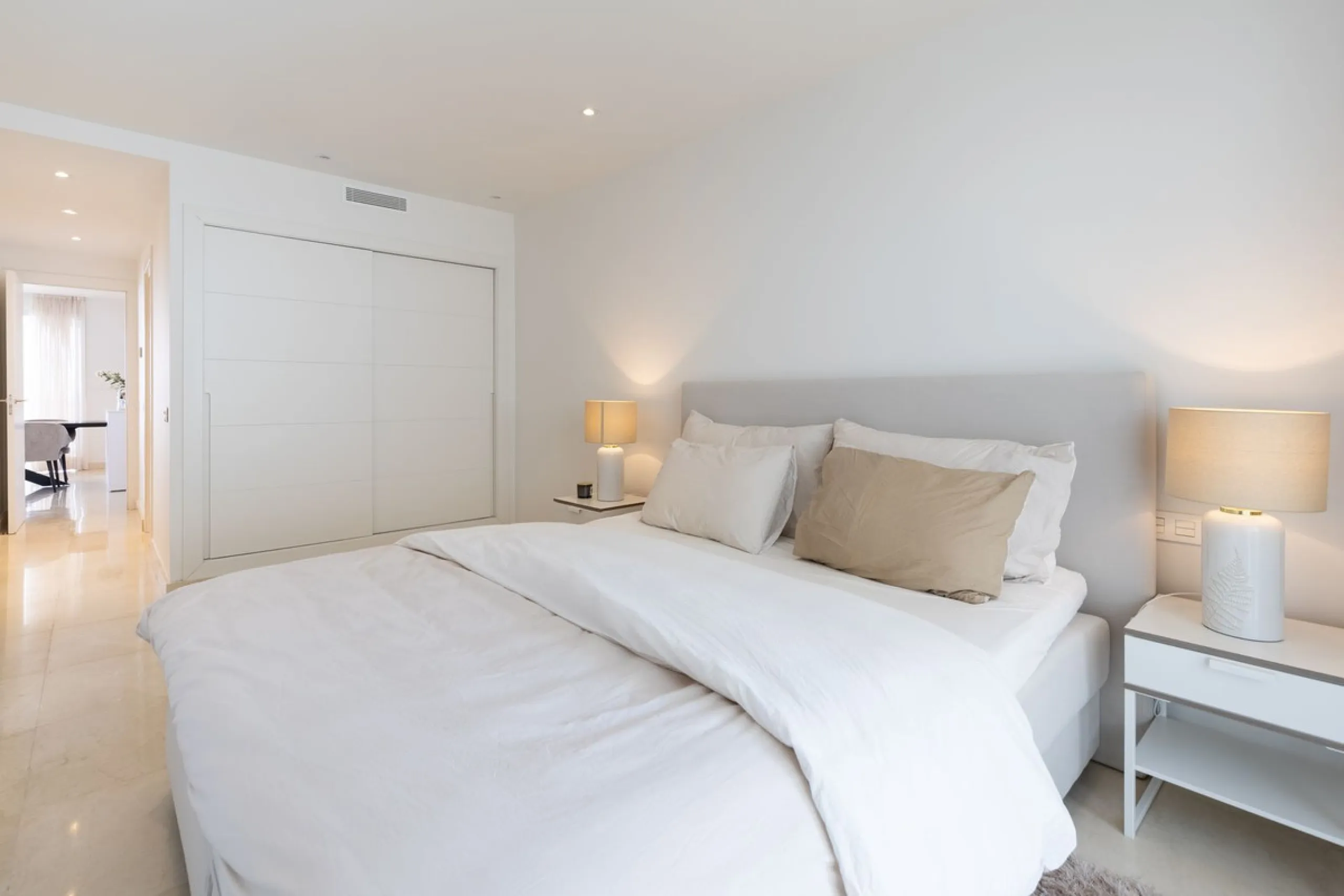Discover a beautifully furnished two-bedroom apartment in the exclusive boutique community of La Morelia de Marbella. Perched on an elevated plot in sought-after Nueva Andalucía, this contemporary home combines cutting-edge design with superior quality fi