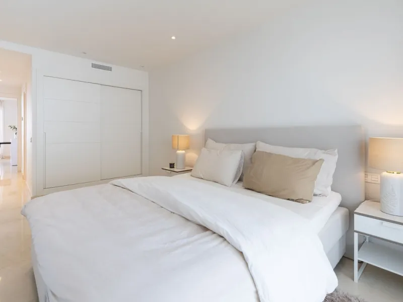 Discover a beautifully furnished two-bedroom apartment in the exclusive boutique community of La Morelia de Marbella. Perched on an elevated plot in sought-after Nueva Andalucía, this contemporary home combines cutting-edge design with superior quality fi
