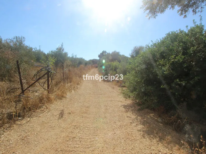 Plot - Land with Ruin в продаже в Casares, Málaga. Площадь участка 37570 м²