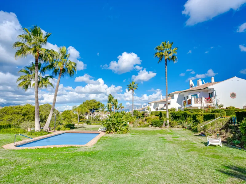 Lovely three-bedroom semi detached Villa in a gated community of Riviera Del Sol, the community has well kept gardens, two communal swimming pools, one of them being heated, and is a short walk to the beach and local amenities. The property has an open pl