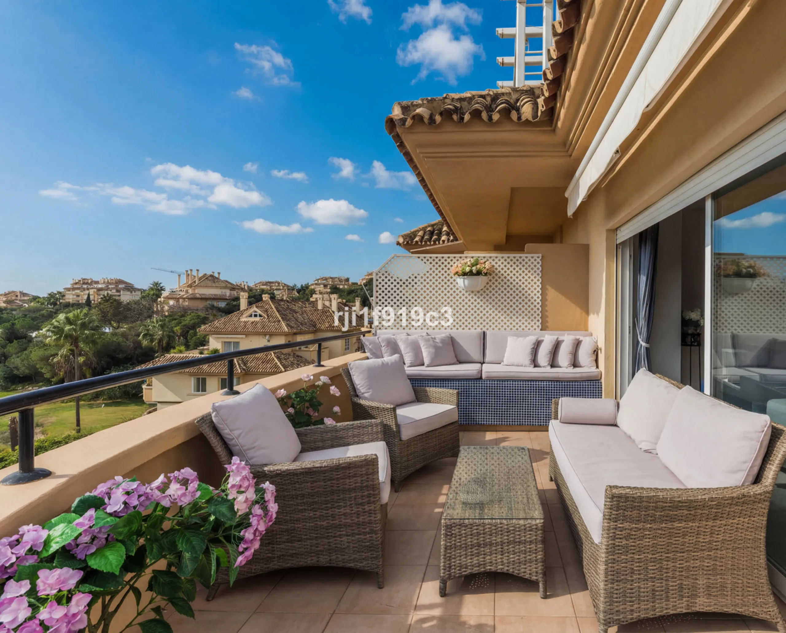 Wunderbares Apartment in der renommierten Wohnanlage Elviria Hills, einer der exklusivsten und begehrtesten Lagen im Osten von Marbella. Dieses elegante Apartment mit 103 m² zeichnet sich durch Großzügigkeit, Helligkeit und ein unvergleichliches Qualitätsniveau aus