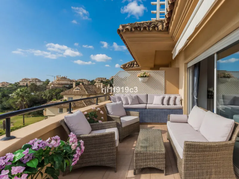 Wunderbares Apartment in der renommierten Wohnanlage Elviria Hills, einer der exklusivsten und begehrtesten Lagen im Osten von Marbella. Dieses elegante Apartment mit 103 m² zeichnet sich durch Großzügigkeit, Helligkeit und ein unvergleichliches Qualitätsniveau aus