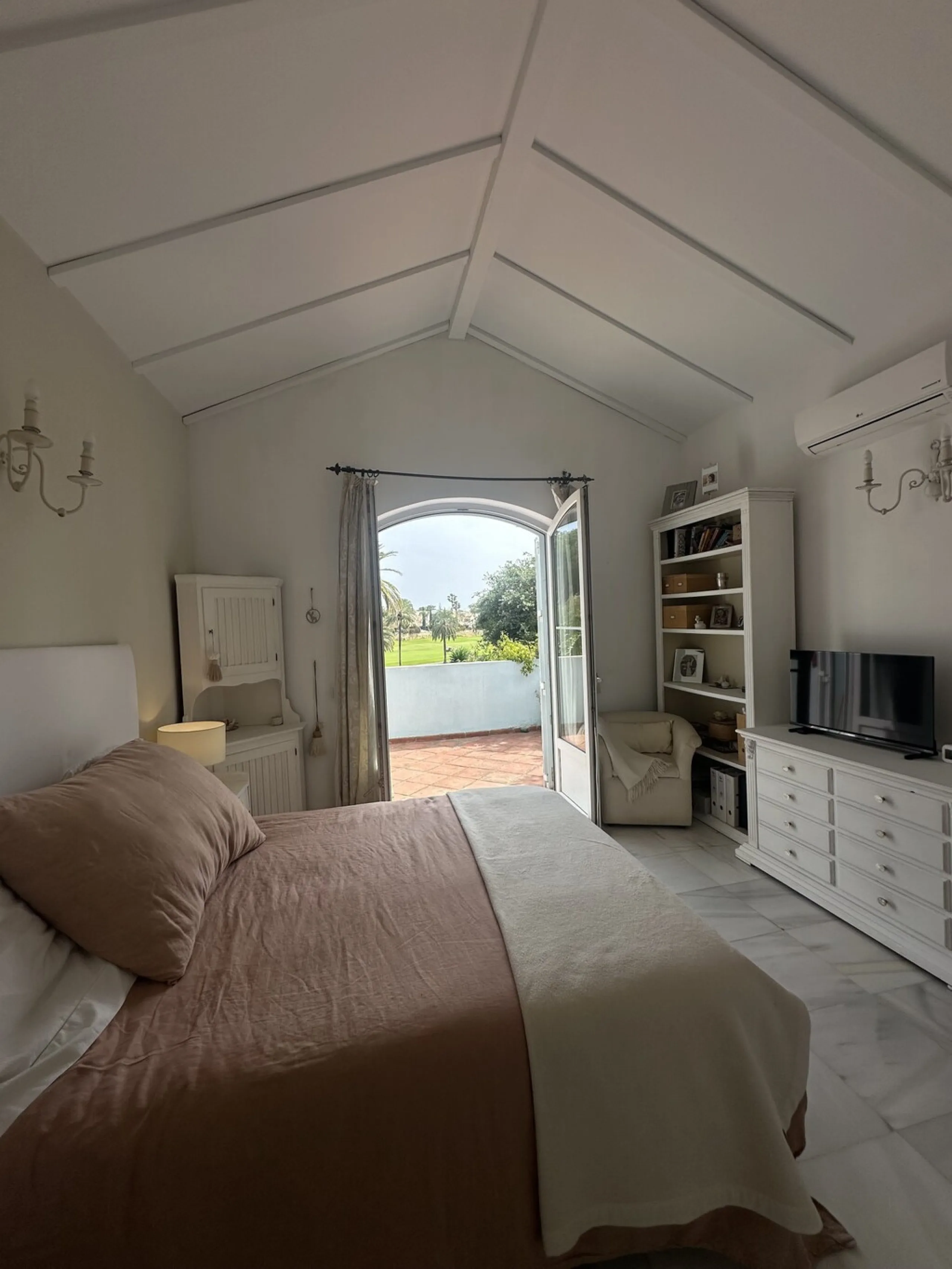 A fantastic opportunity to renovate and add value in one of the most sought-after golf locations on the coast.