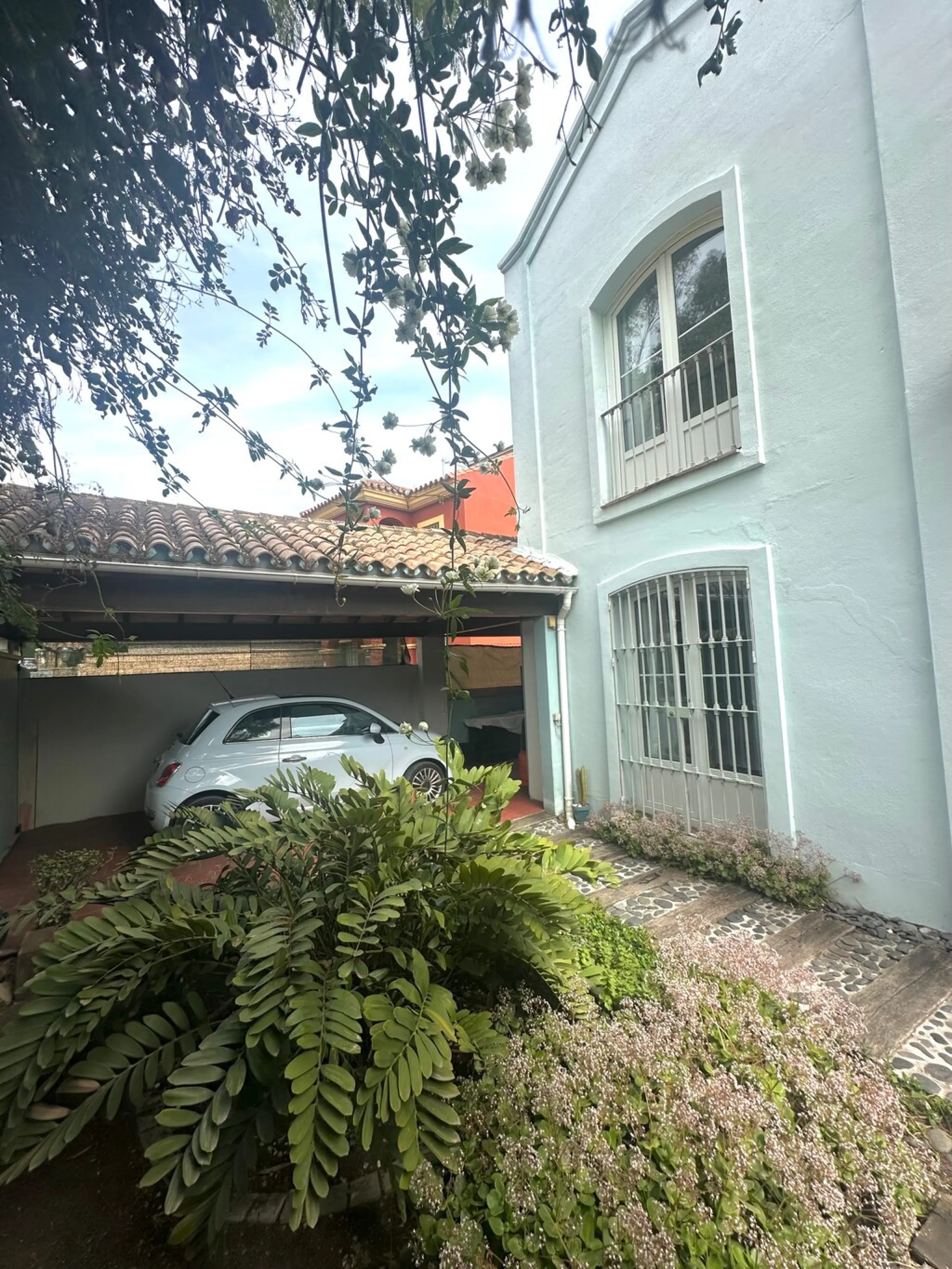 A fantastic opportunity to renovate and add value in one of the most sought-after golf locations on the coast.