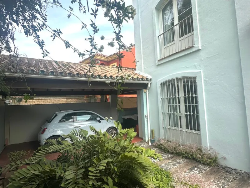 A fantastic opportunity to renovate and add value in one of the most sought-after golf locations on the coast.
