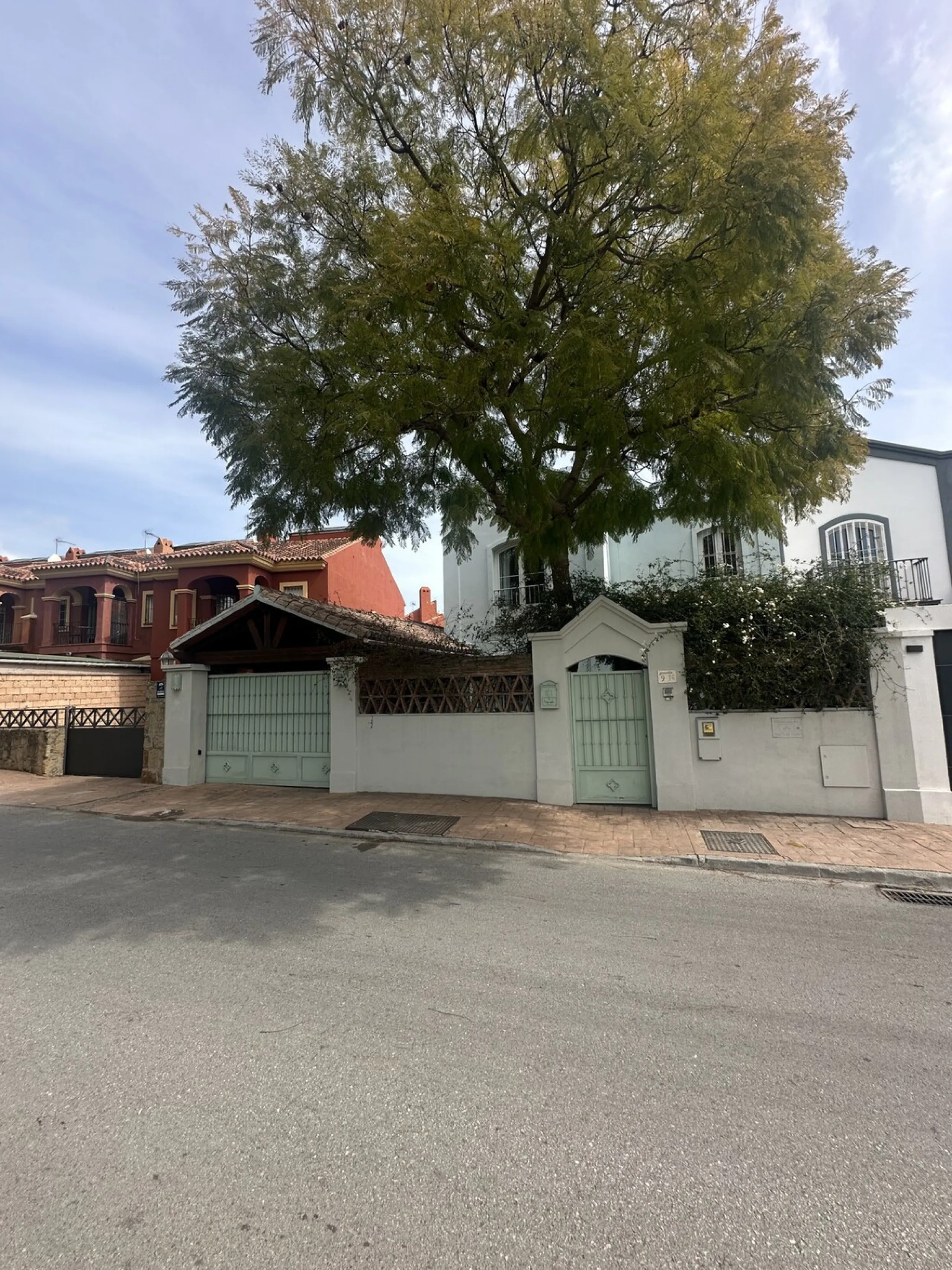 A fantastic opportunity to renovate and add value in one of the most sought-after golf locations on the coast.