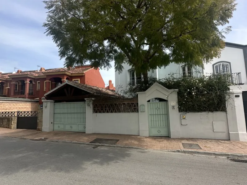 A fantastic opportunity to renovate and add value in one of the most sought-after golf locations on the coast.