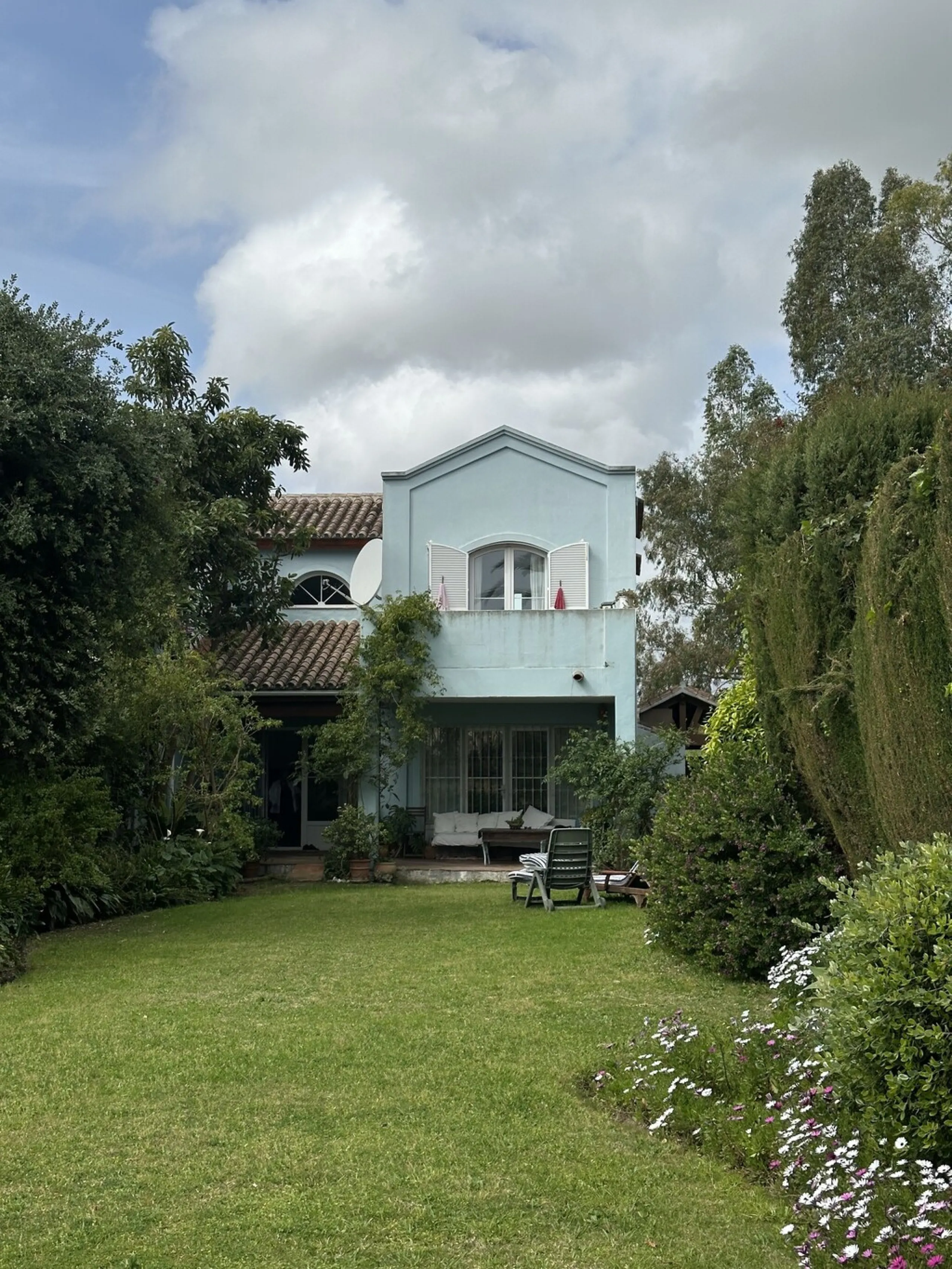 A fantastic opportunity to renovate and add value in one of the most sought-after golf locations on the coast.