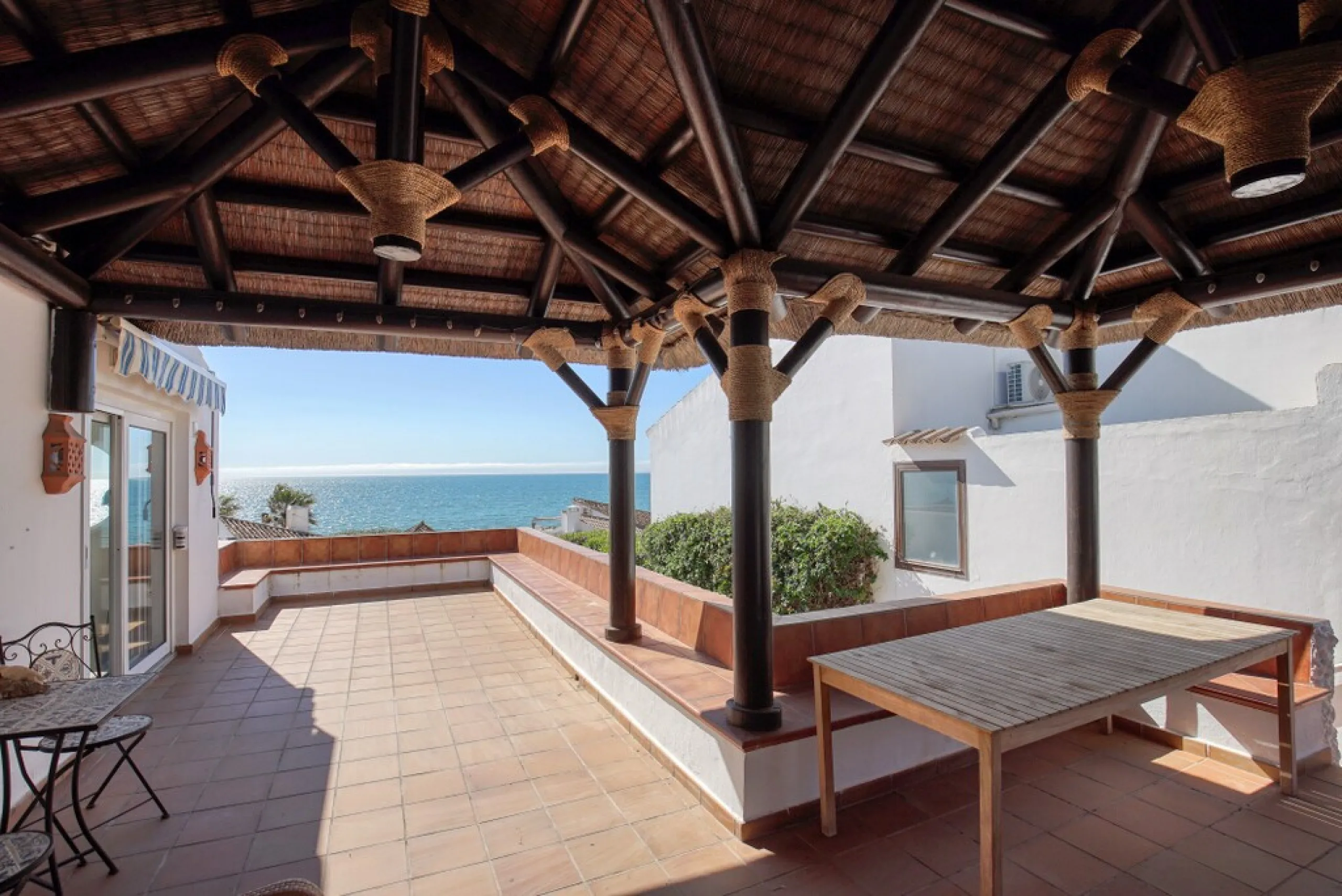 House - Detached Villa в продаже в Estepona, Málaga. В доме 3 спален и 3 ванных комнат. Площадь дома 180 м². Площадь участка 321 м²