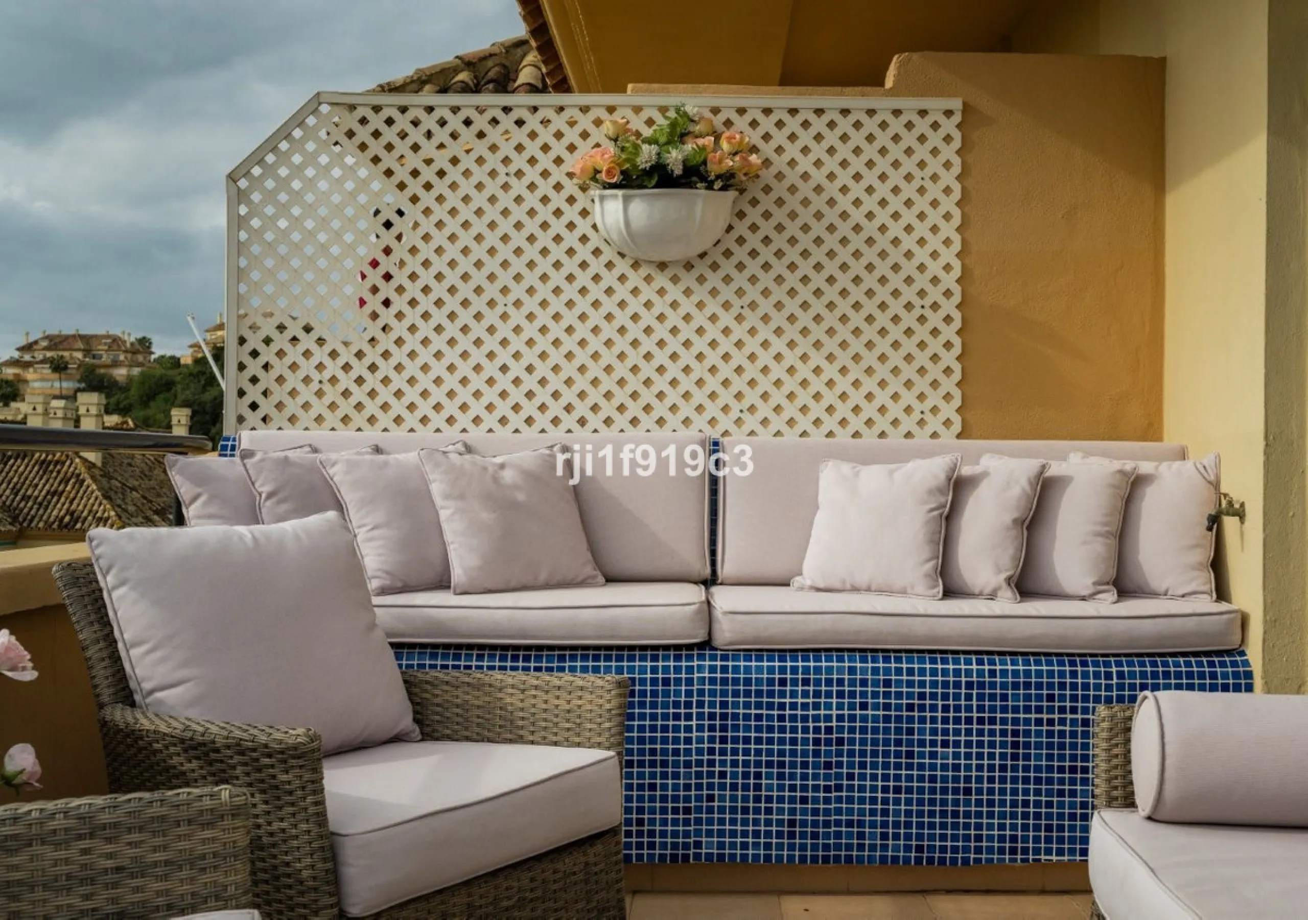 Wunderbares Apartment in der renommierten Wohnanlage Elviria Hills, einer der exklusivsten und begehrtesten Lagen im Osten von Marbella. Dieses elegante Apartment mit 103 m² zeichnet sich durch Großzügigkeit, Helligkeit und ein unvergleichliches Qualitätsniveau aus