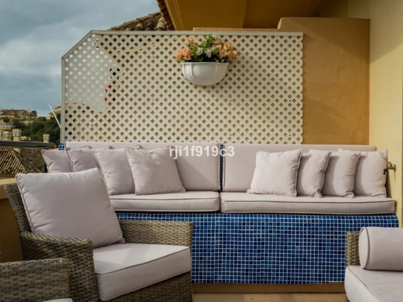 Wunderbares Apartment in der renommierten Wohnanlage Elviria Hills, einer der exklusivsten und begehrtesten Lagen im Osten von Marbella. Dieses elegante Apartment mit 103 m² zeichnet sich durch Großzügigkeit, Helligkeit und ein unvergleichliches Qualitätsniveau aus