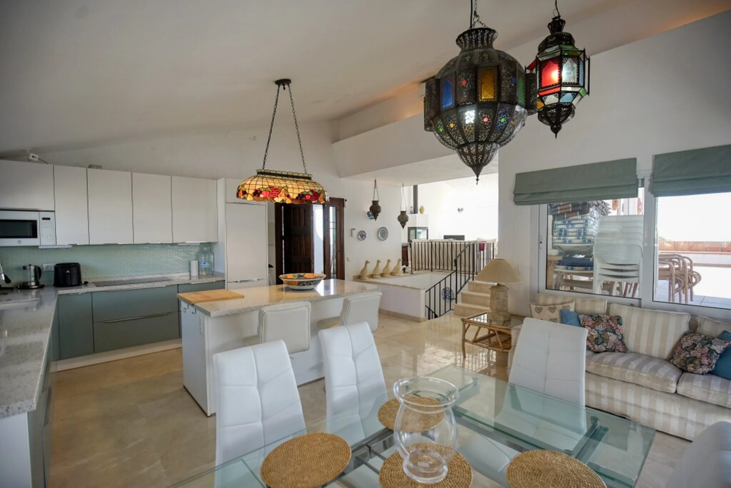 House - Detached Villa в продаже в Estepona, Málaga. В доме 3 спален и 3 ванных комнат. Площадь дома 180 м². Площадь участка 321 м²