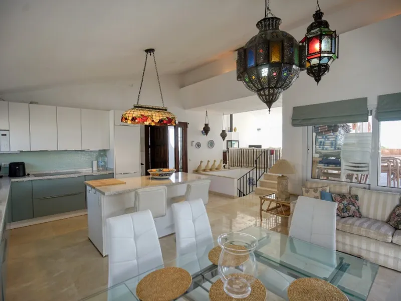 House - Detached Villa в продаже в Estepona, Málaga. В доме 3 спален и 3 ванных комнат. Площадь дома 180 м². Площадь участка 321 м²