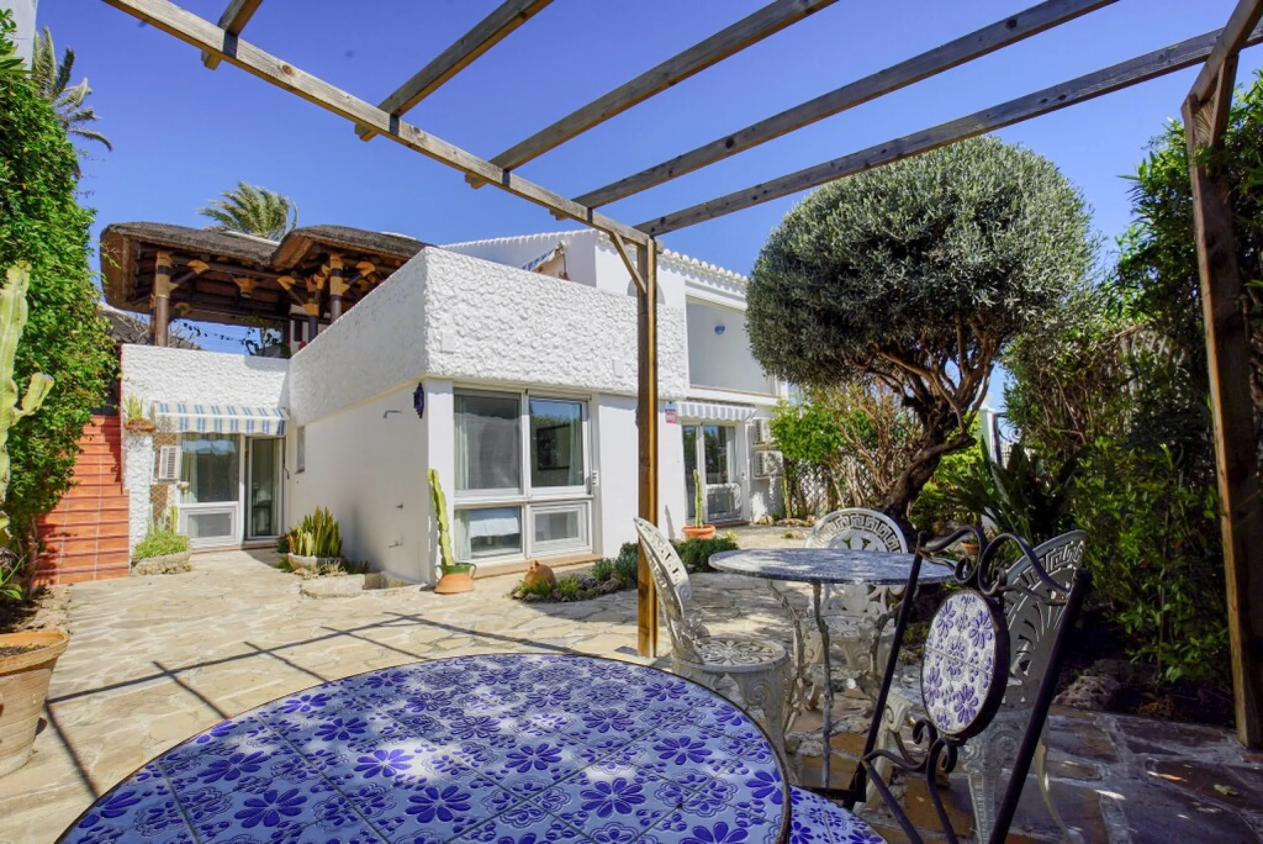 House - Detached Villa в продаже в Estepona, Málaga. В доме 3 спален и 3 ванных комнат. Площадь дома 180 м². Площадь участка 321 м²