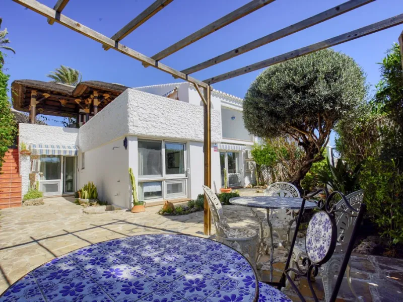 House - Detached Villa в продаже в Estepona, Málaga. В доме 3 спален и 3 ванных комнат. Площадь дома 180 м². Площадь участка 321 м²