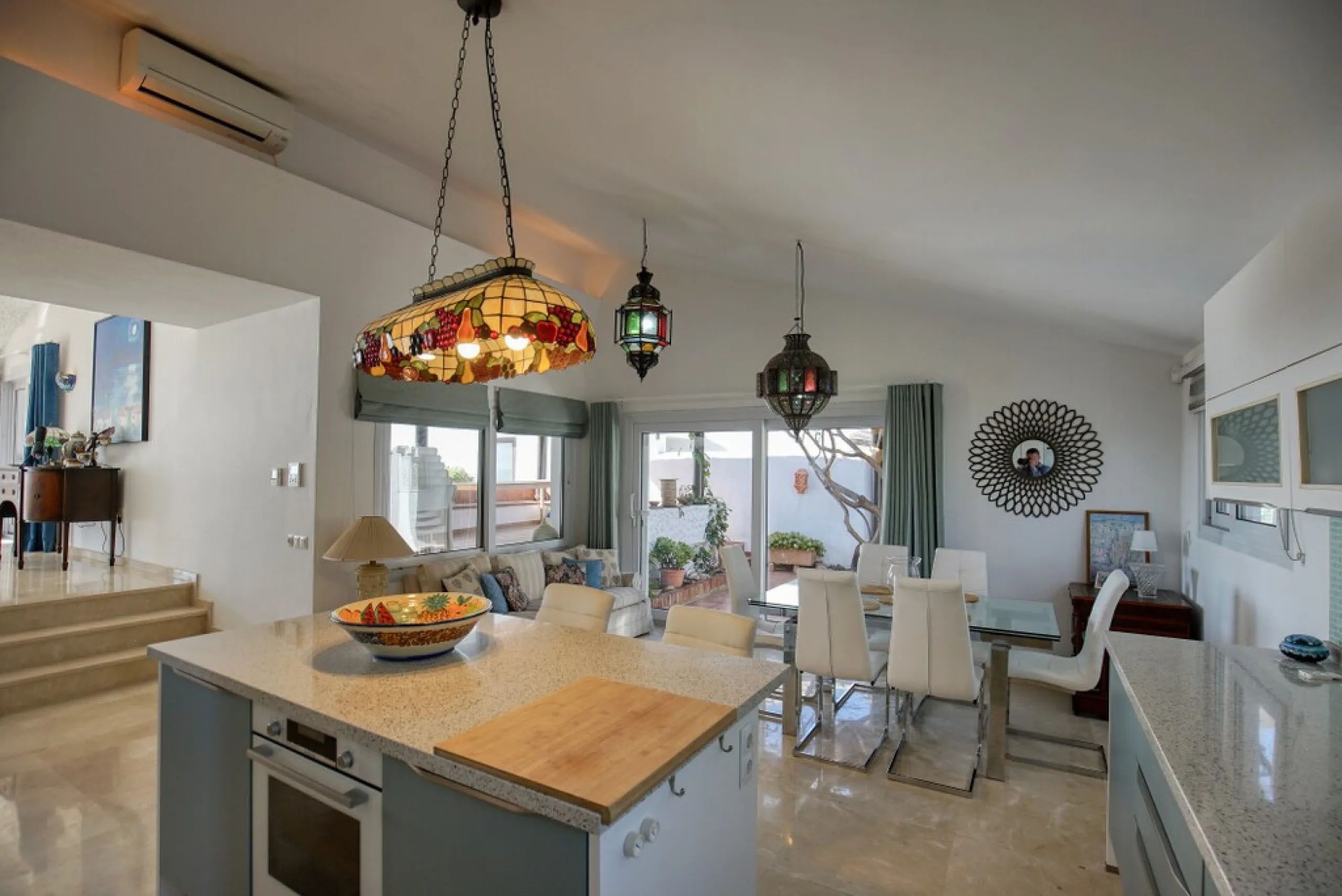 House - Detached Villa в продаже в Estepona, Málaga. В доме 3 спален и 3 ванных комнат. Площадь дома 180 м². Площадь участка 321 м²