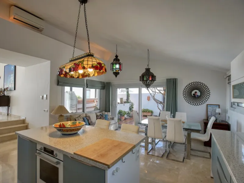 House - Detached Villa в продаже в Estepona, Málaga. В доме 3 спален и 3 ванных комнат. Площадь дома 180 м². Площадь участка 321 м²