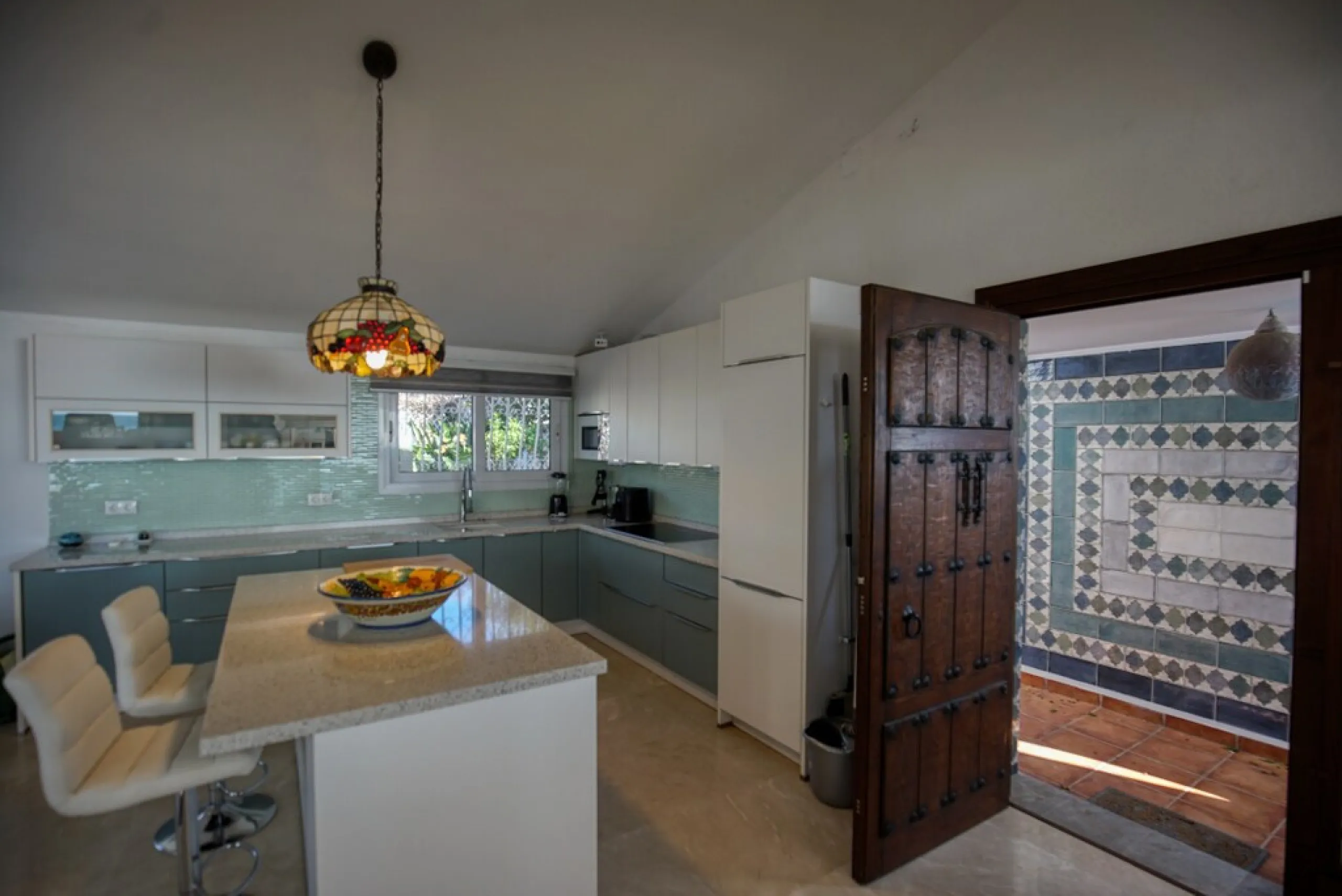 House - Detached Villa в продаже в Estepona, Málaga. В доме 3 спален и 3 ванных комнат. Площадь дома 180 м². Площадь участка 321 м²