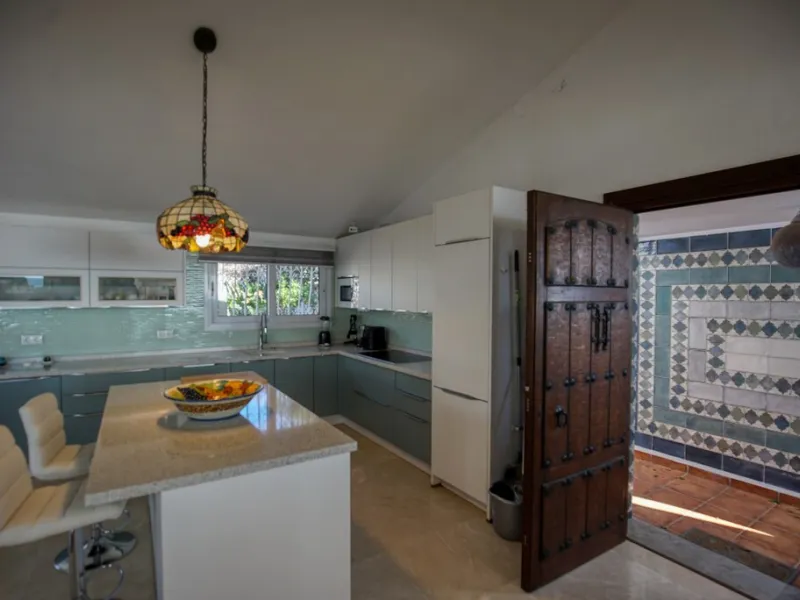 House - Detached Villa в продаже в Estepona, Málaga. В доме 3 спален и 3 ванных комнат. Площадь дома 180 м². Площадь участка 321 м²