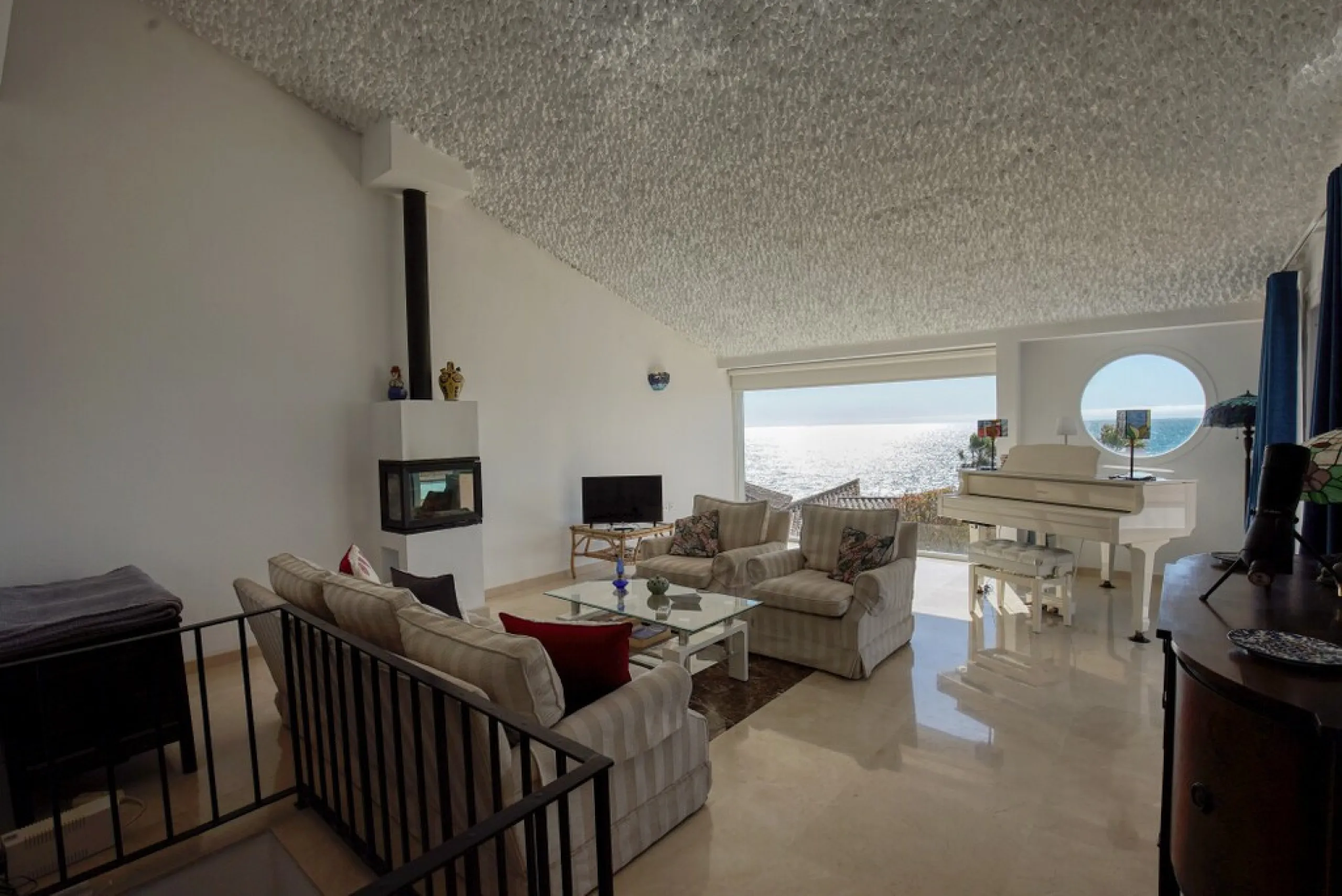 House - Detached Villa в продаже в Estepona, Málaga. В доме 3 спален и 3 ванных комнат. Площадь дома 180 м². Площадь участка 321 м²