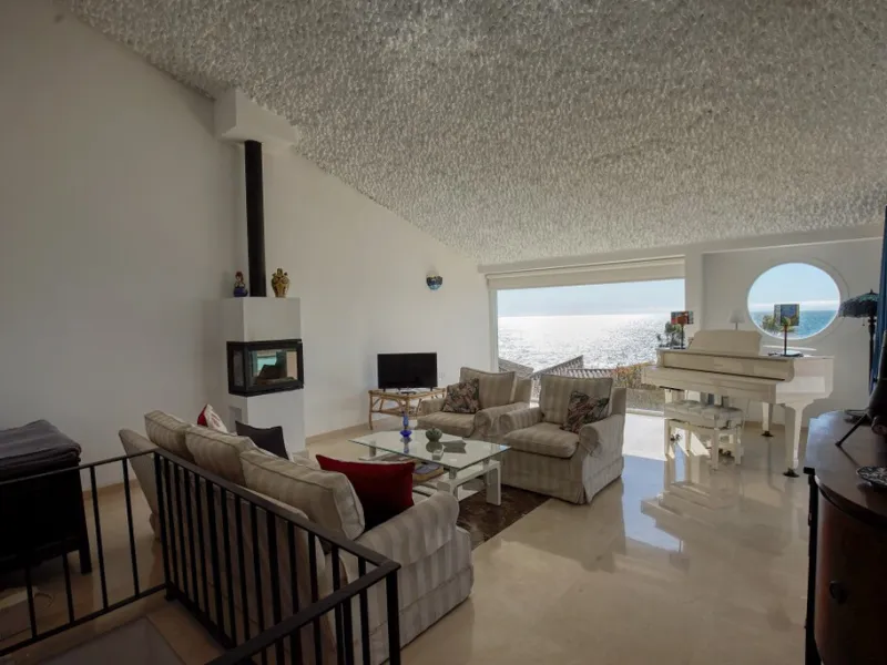 House - Detached Villa в продаже в Estepona, Málaga. В доме 3 спален и 3 ванных комнат. Площадь дома 180 м². Площадь участка 321 м²