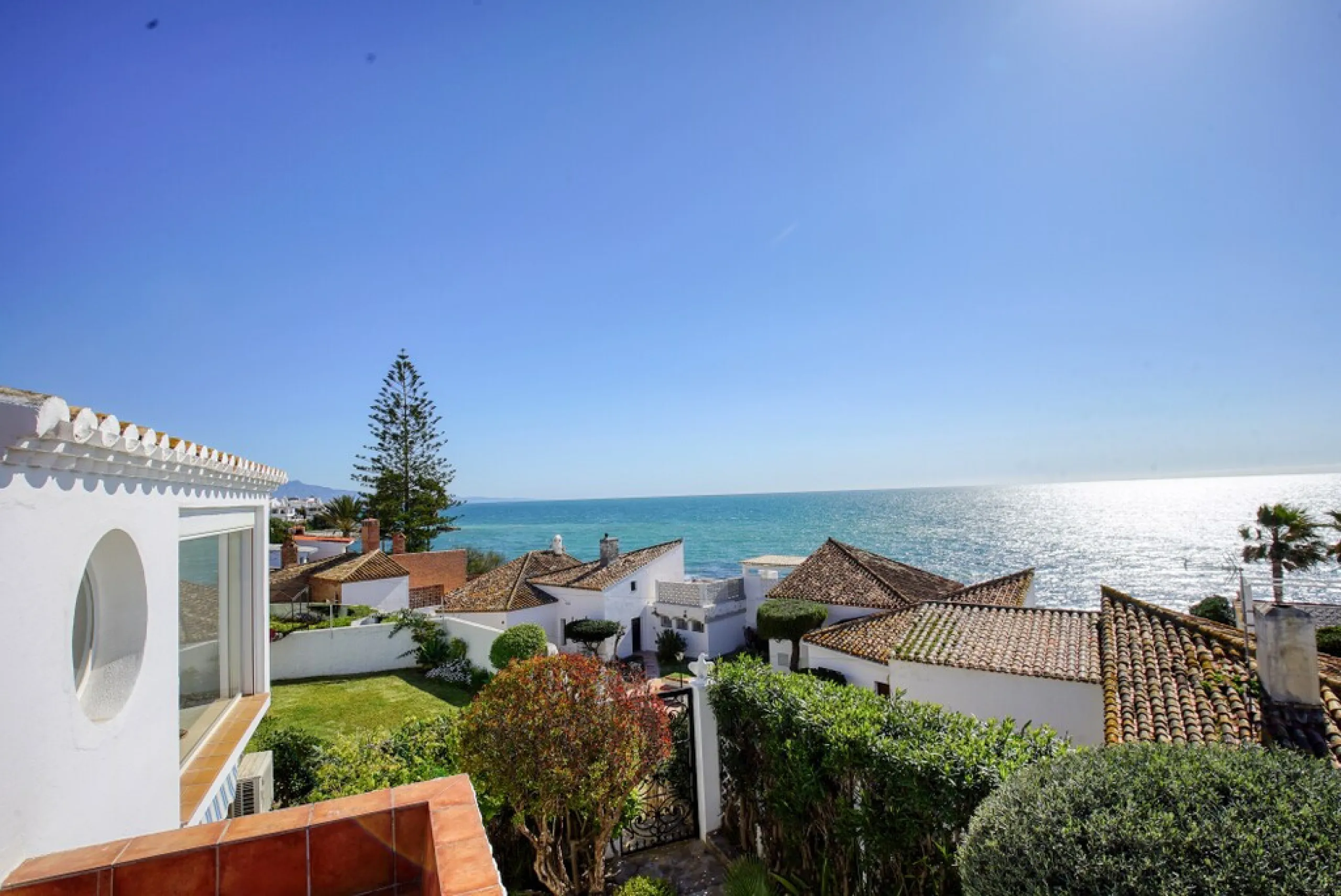House - Detached Villa в продаже в Estepona, Málaga. В доме 3 спален и 3 ванных комнат. Площадь дома 180 м². Площадь участка 321 м²