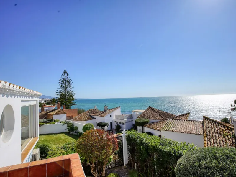 House - Detached Villa в продаже в Estepona, Málaga. В доме 3 спален и 3 ванных комнат. Площадь дома 180 м². Площадь участка 321 м²