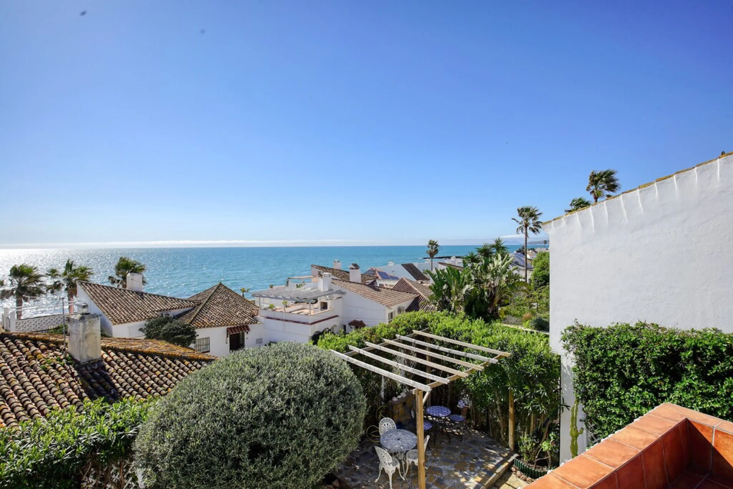 House - Detached Villa в продаже в Estepona, Málaga. В доме 3 спален и 3 ванных комнат. Площадь дома 180 м². Площадь участка 321 м²
