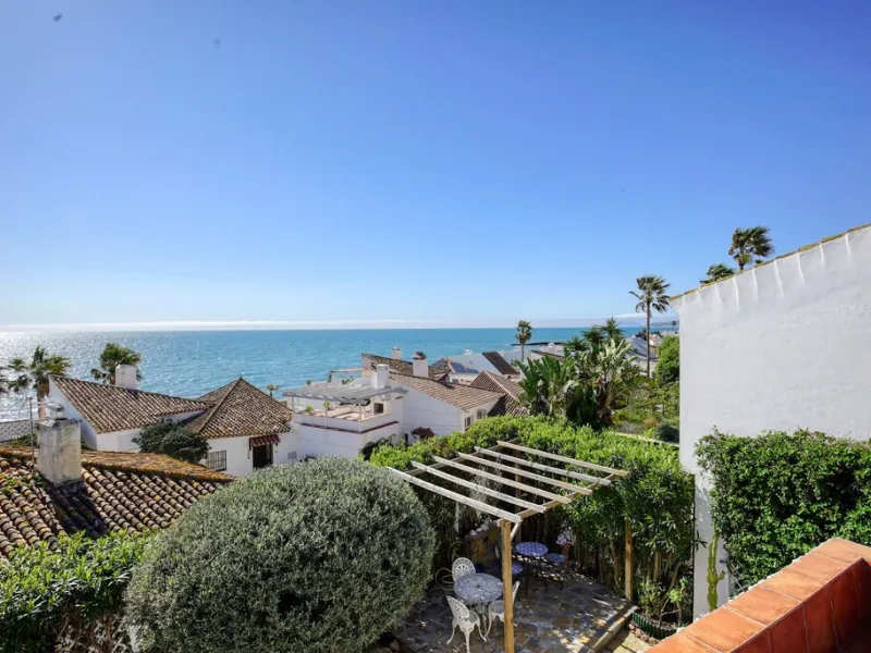 House - Detached Villa в продаже в Estepona, Málaga. В доме 3 спален и 3 ванных комнат. Площадь дома 180 м². Площадь участка 321 м²