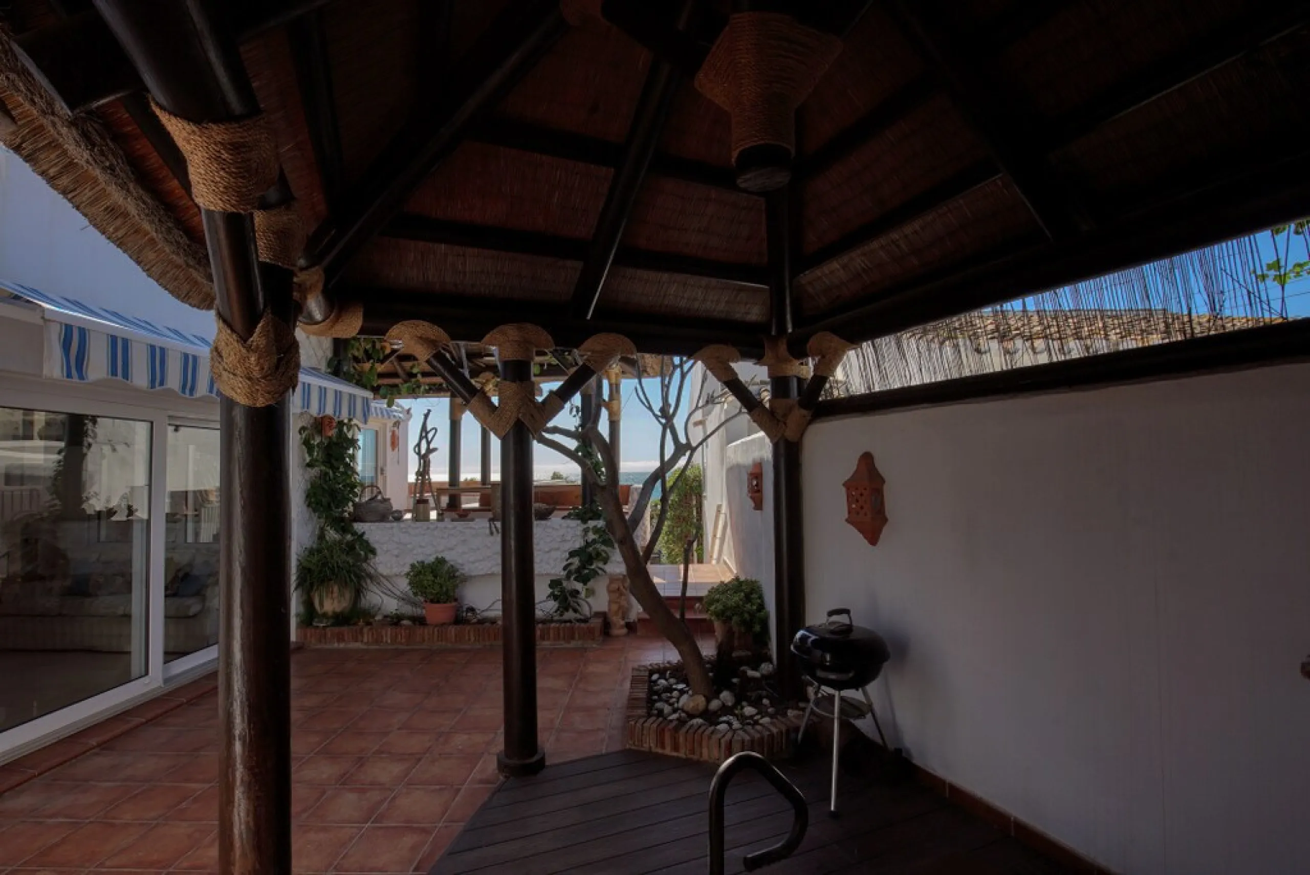 House - Detached Villa в продаже в Estepona, Málaga. В доме 3 спален и 3 ванных комнат. Площадь дома 180 м². Площадь участка 321 м²