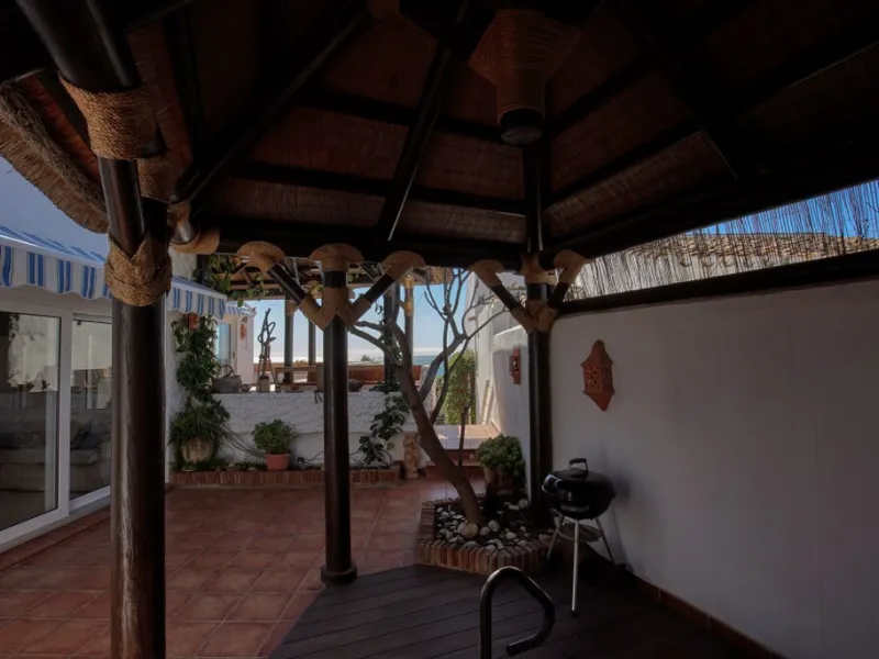 House - Detached Villa в продаже в Estepona, Málaga. В доме 3 спален и 3 ванных комнат. Площадь дома 180 м². Площадь участка 321 м²