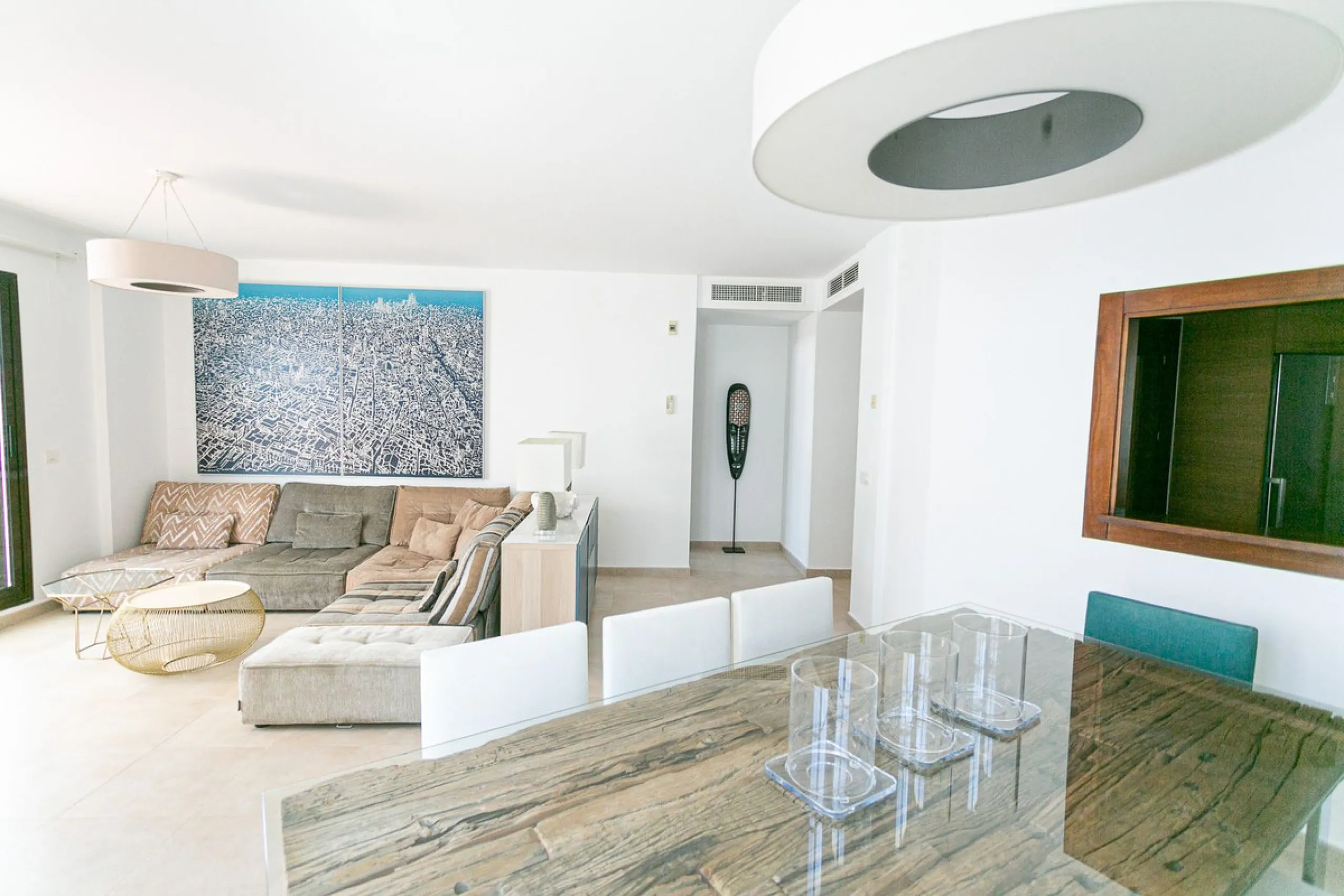 Triplex penthouse in Altos de los Monteros in perfect condition, ready to move into.