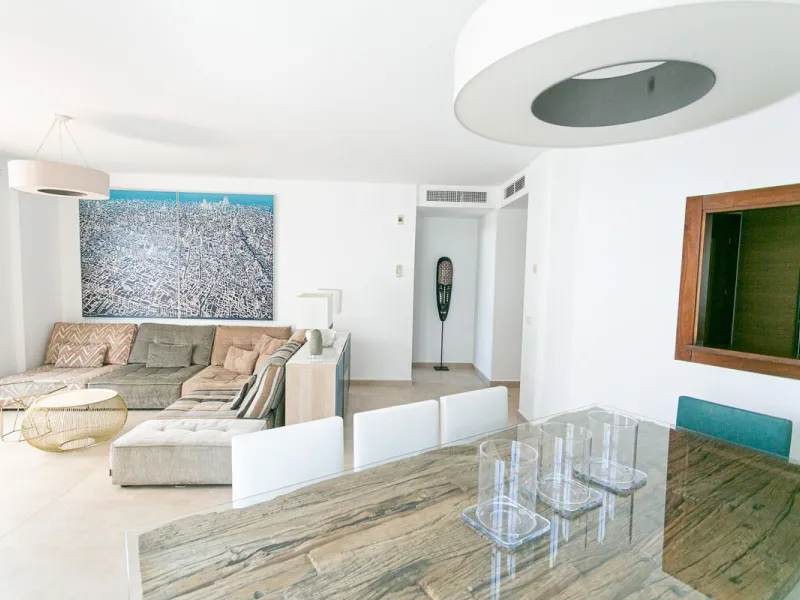 Triplex penthouse in Altos de los Monteros in perfect condition, ready to move into.