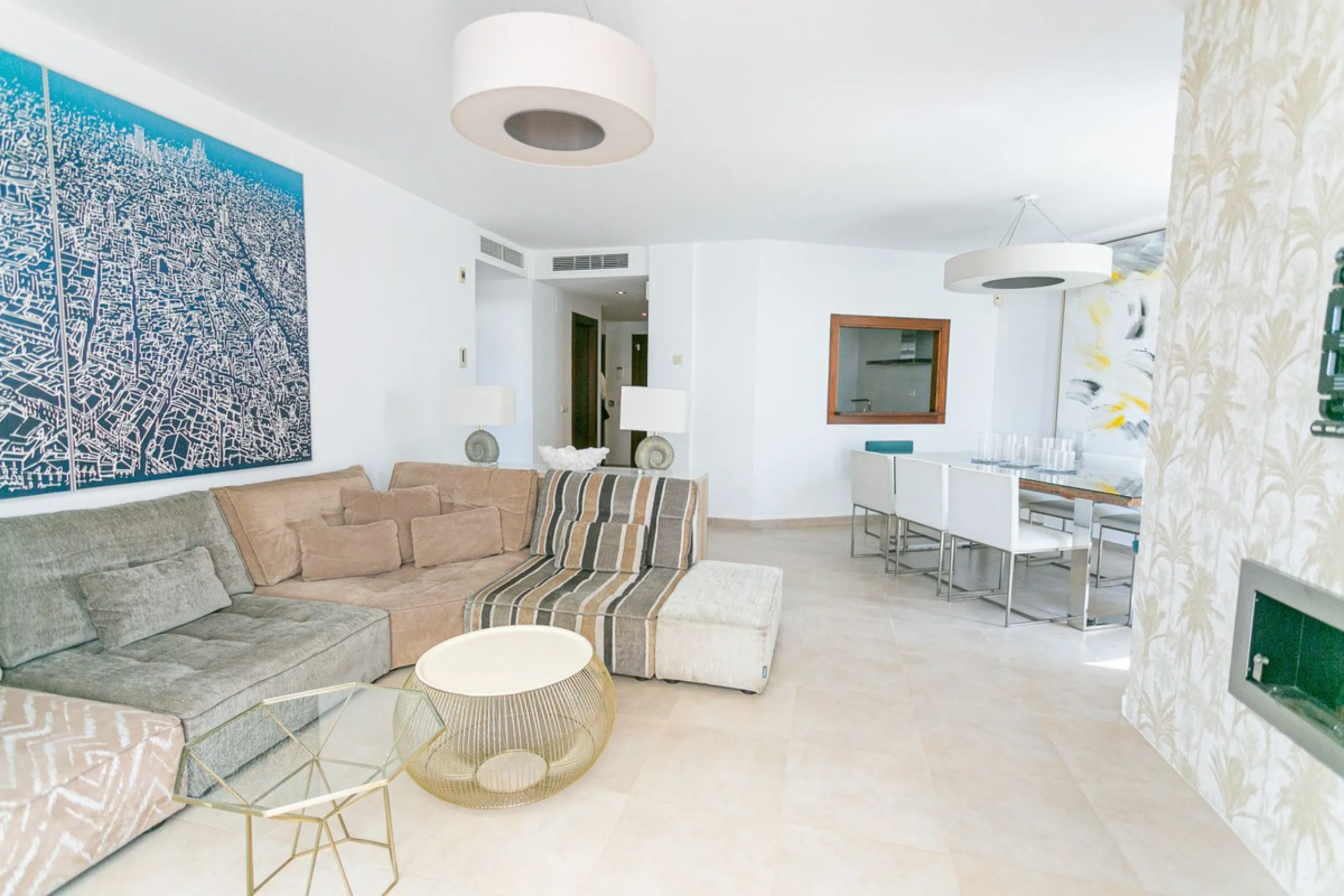 Triplex penthouse in Altos de los Monteros in perfect condition, ready to move into.