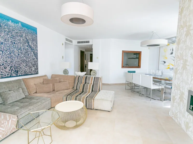Triplex penthouse in Altos de los Monteros in perfect condition, ready to move into.