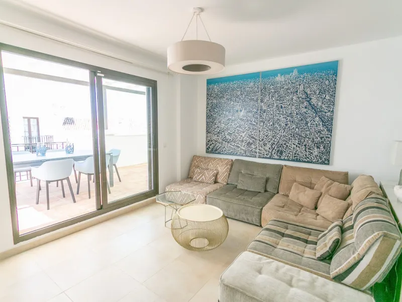 Triplex penthouse in Altos de los Monteros in perfect condition, ready to move into.