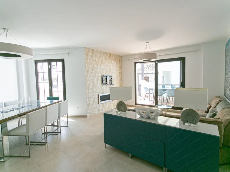 Triplex penthouse in Altos de los Monteros in perfect condition, ready to move into.