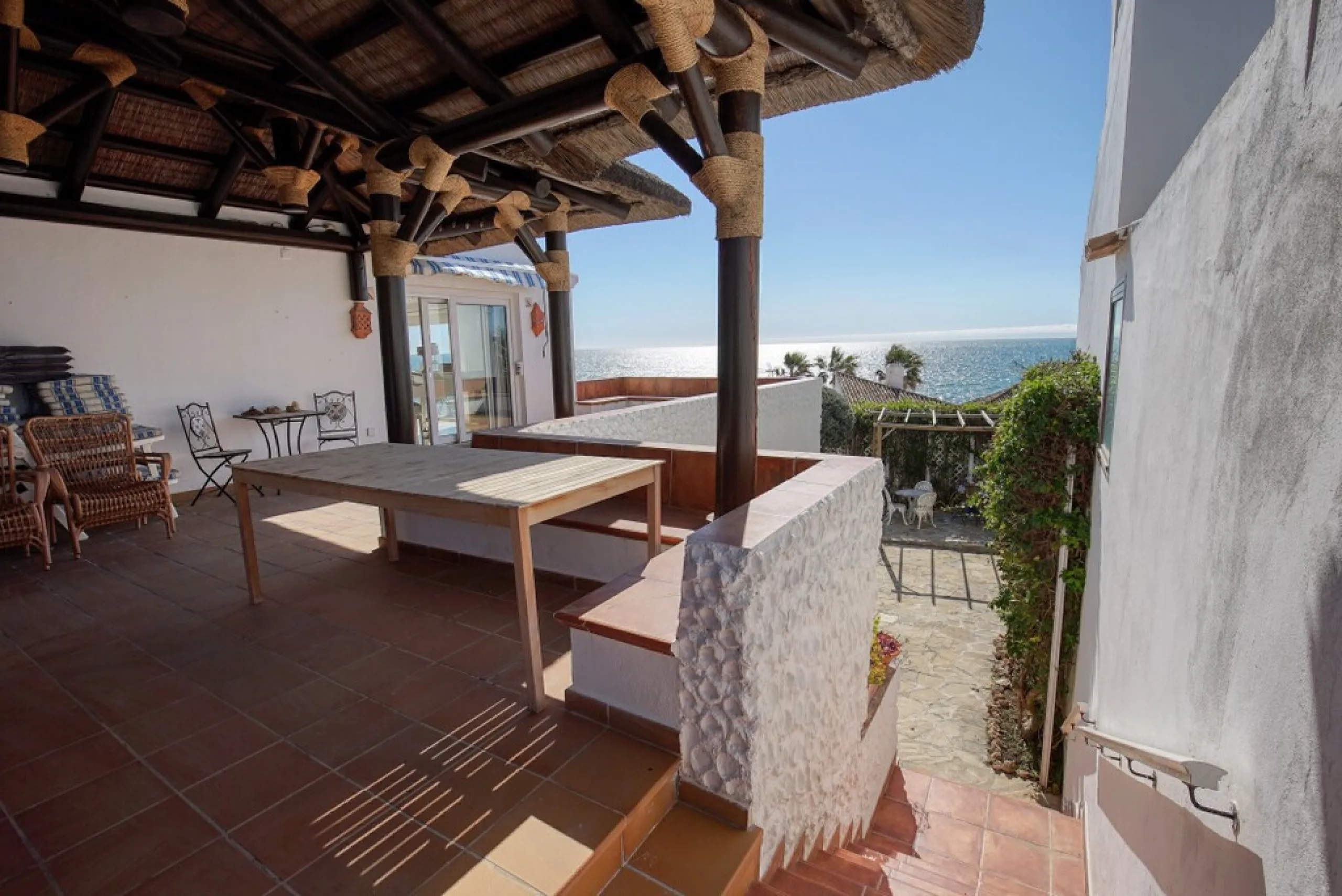 House - Detached Villa в продаже в Estepona, Málaga. В доме 3 спален и 3 ванных комнат. Площадь дома 180 м². Площадь участка 321 м²