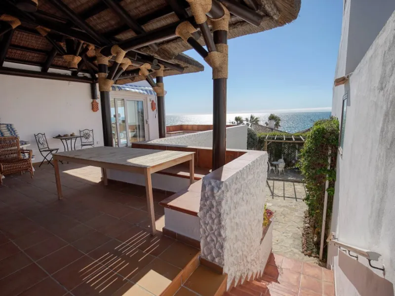 House - Detached Villa в продаже в Estepona, Málaga. В доме 3 спален и 3 ванных комнат. Площадь дома 180 м². Площадь участка 321 м²