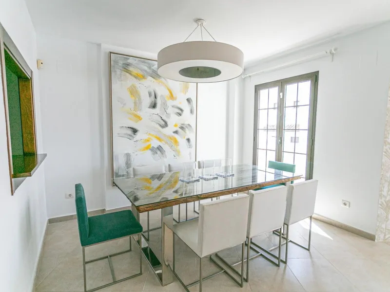 Triplex penthouse in Altos de los Monteros in perfect condition, ready to move into.