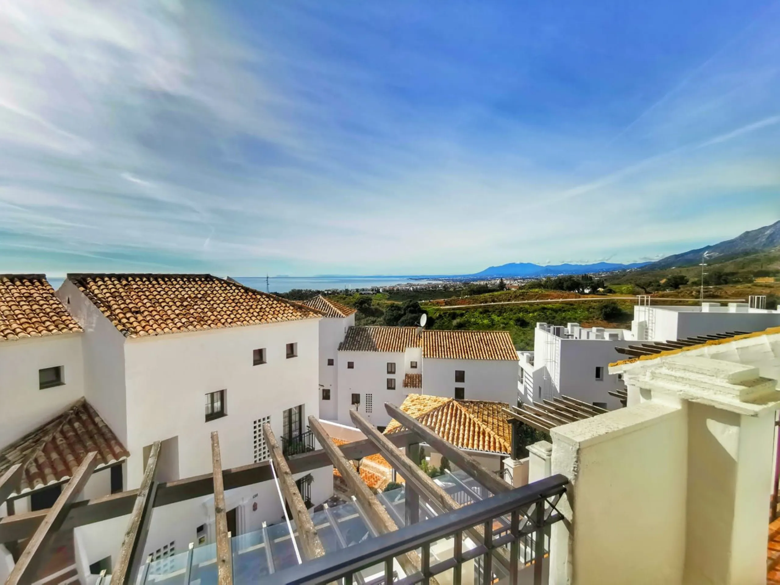 Triplex penthouse in Altos de los Monteros in perfect condition, ready to move into.