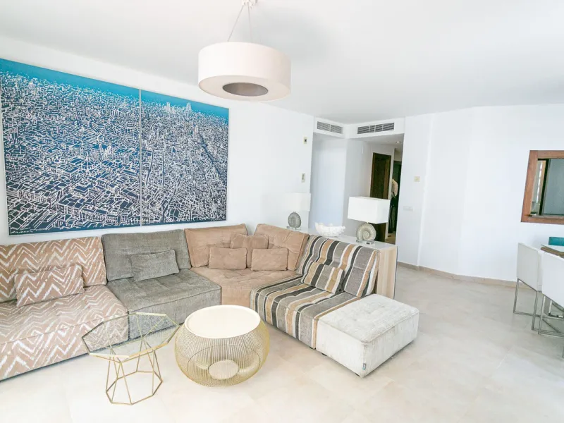 Triplex penthouse in Altos de los Monteros in perfect condition, ready to move into.