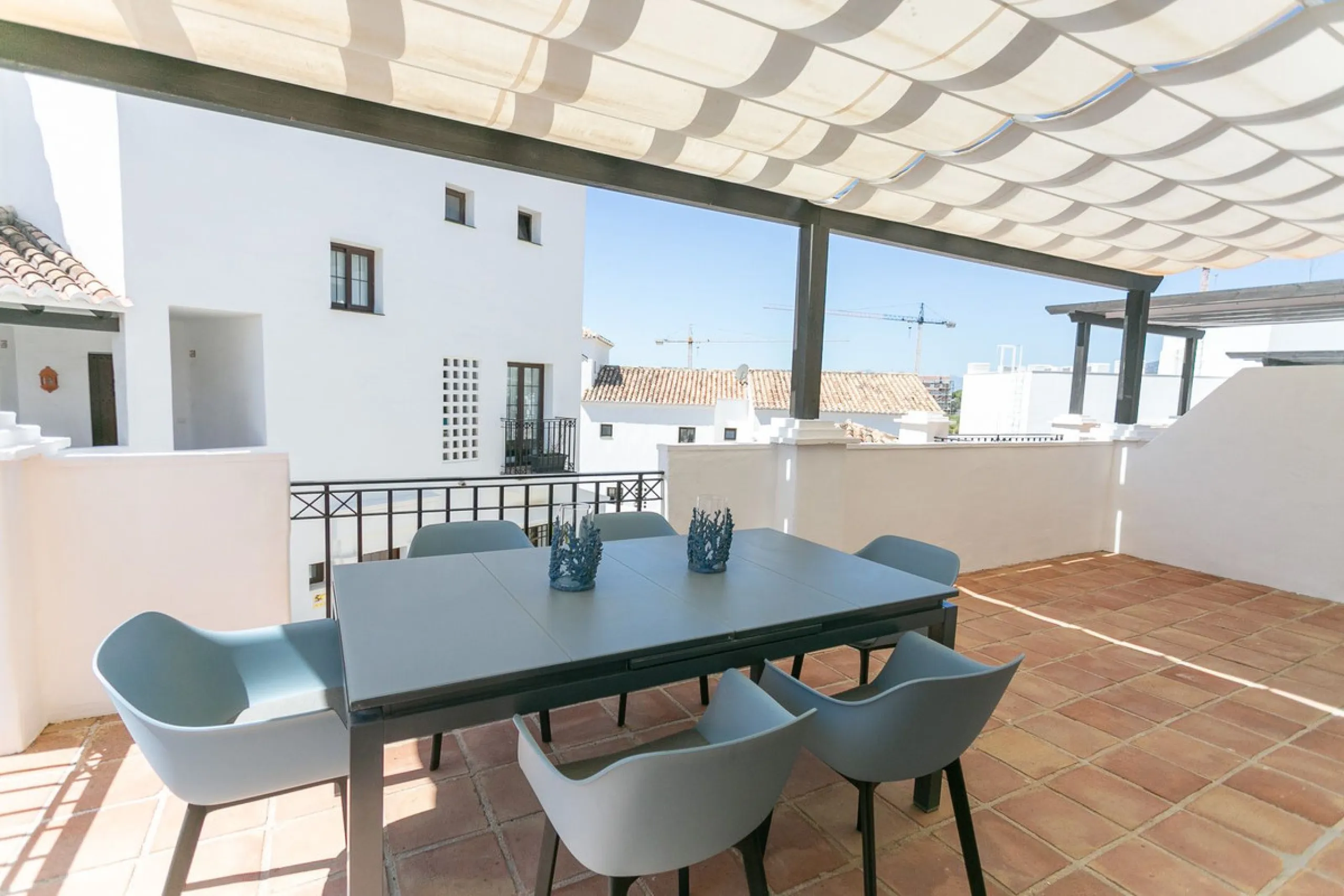 Triplex penthouse in Altos de los Monteros in perfect condition, ready to move into.
