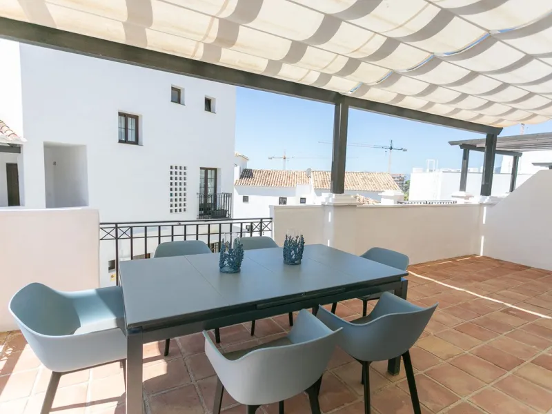 Triplex penthouse in Altos de los Monteros in perfect condition, ready to move into.