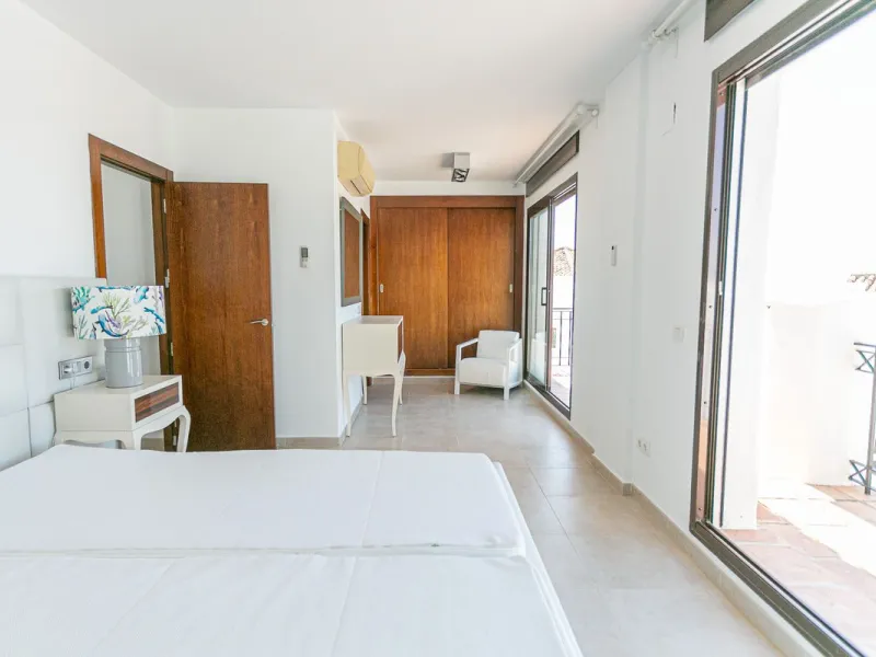 Triplex penthouse in Altos de los Monteros in perfect condition, ready to move into.