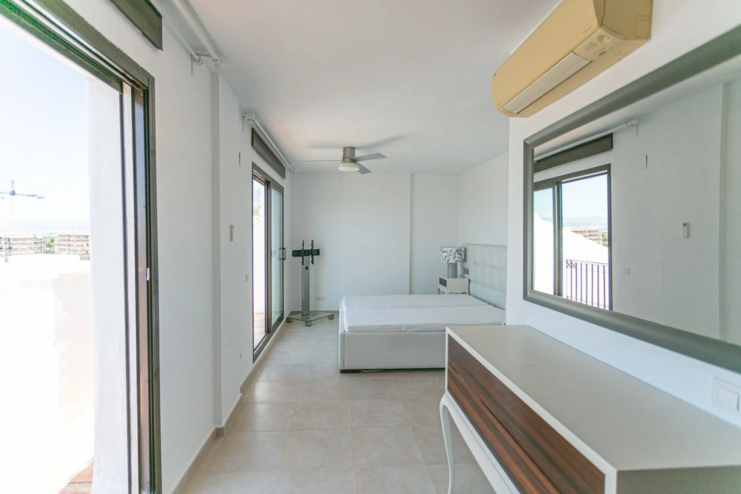 Triplex penthouse in Altos de los Monteros in perfect condition, ready to move into.