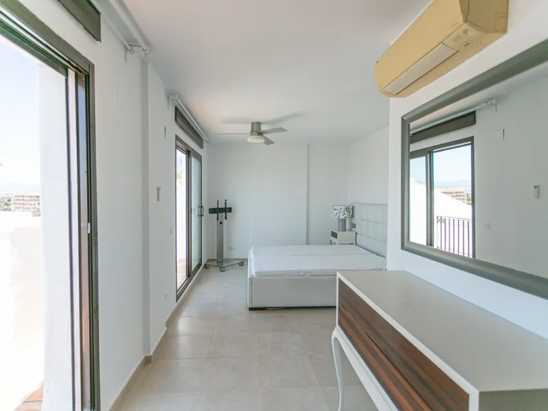 Triplex penthouse in Altos de los Monteros in perfect condition, ready to move into.